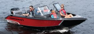 image d'une famille aventurière sur un bateaux princecraft sur un lac à ste agathe des monts